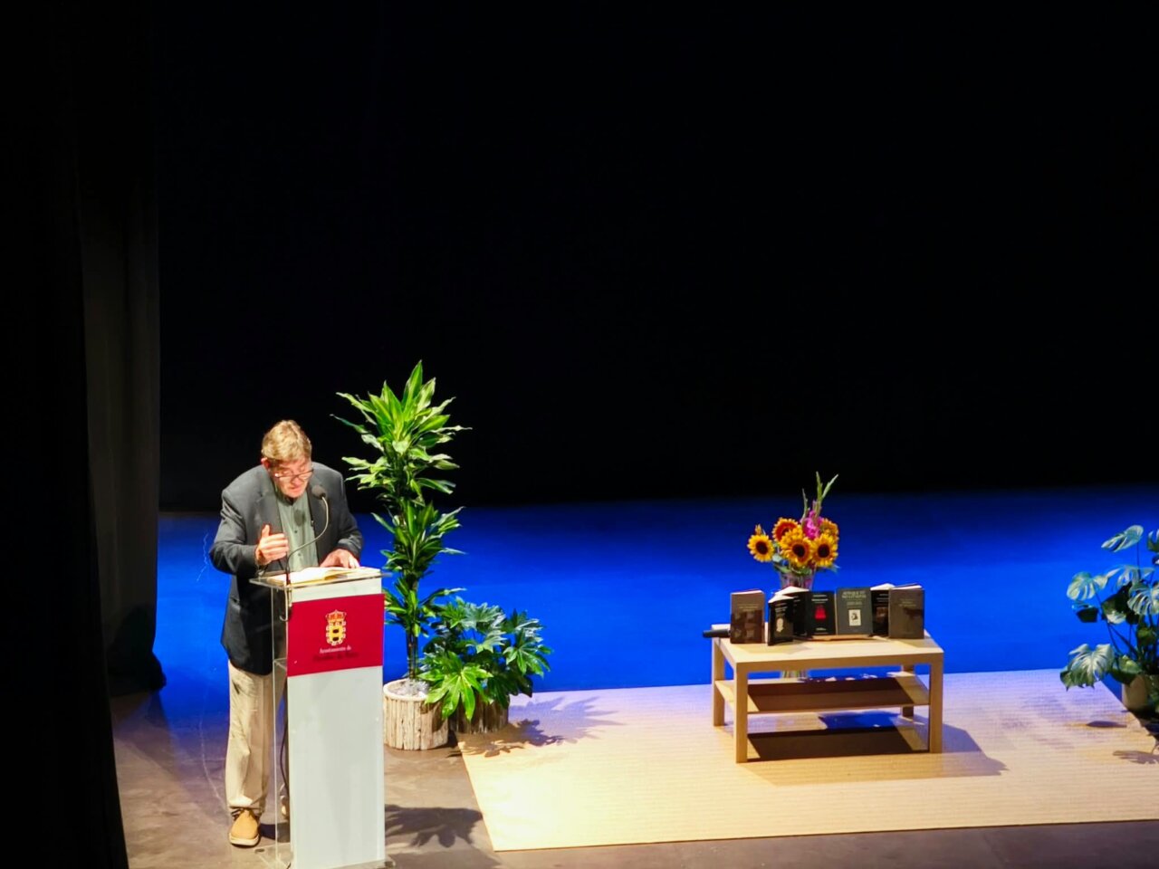 Luis García Montero leyendo en la clausura de la Feria del Libro en Paredes de Nava.