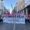 Manifestantes sostienen una pancarta y banderas sindicales en una calle peatonal de Palencia.