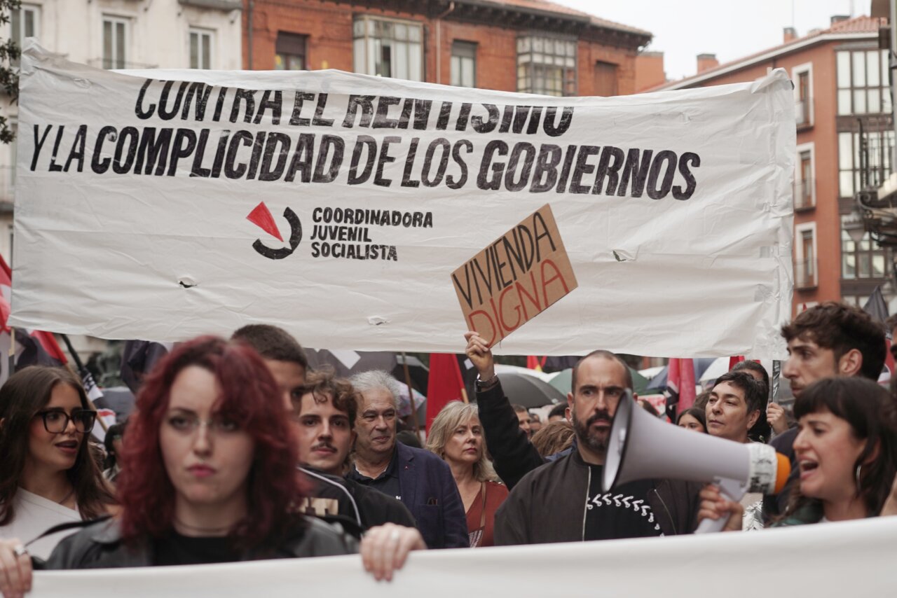 Grupo de personas manifestándose por el derecho a la vivienda en Palencia.