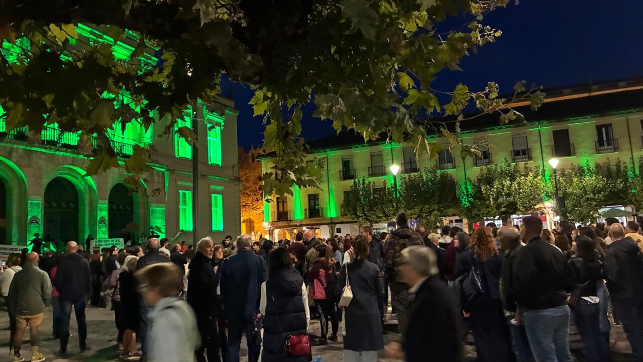 Grupo de personas manifestándose en Palencia por el derecho a la vivienda