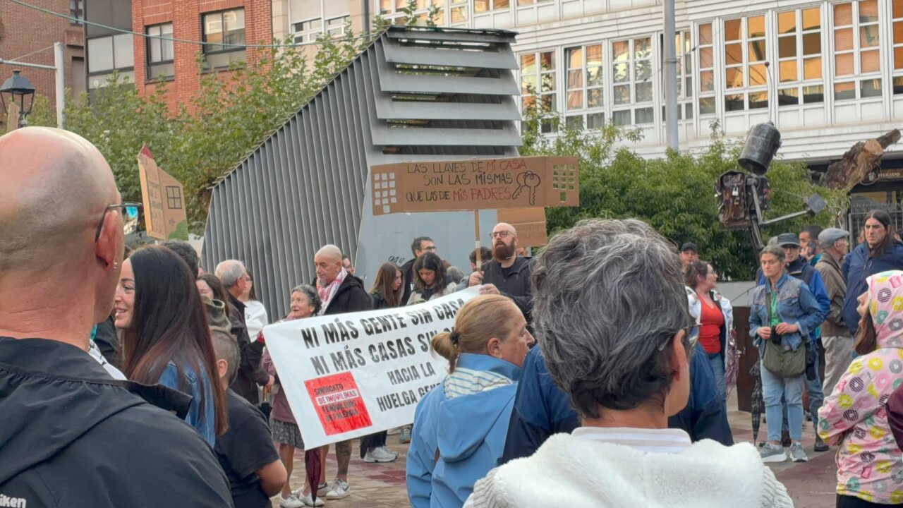 Protesta por la vivienda en Pío XII con pancartas y manifestantes.