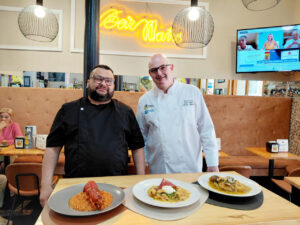 Chef y gerente del Restaurante Maño con platos de la nueva carta
