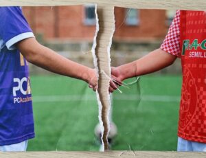 Dos niños se estrechan la mano