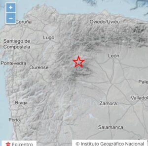 Mapa de relieve del noroeste peninsular con una estrella roja que marca el epicentro.
