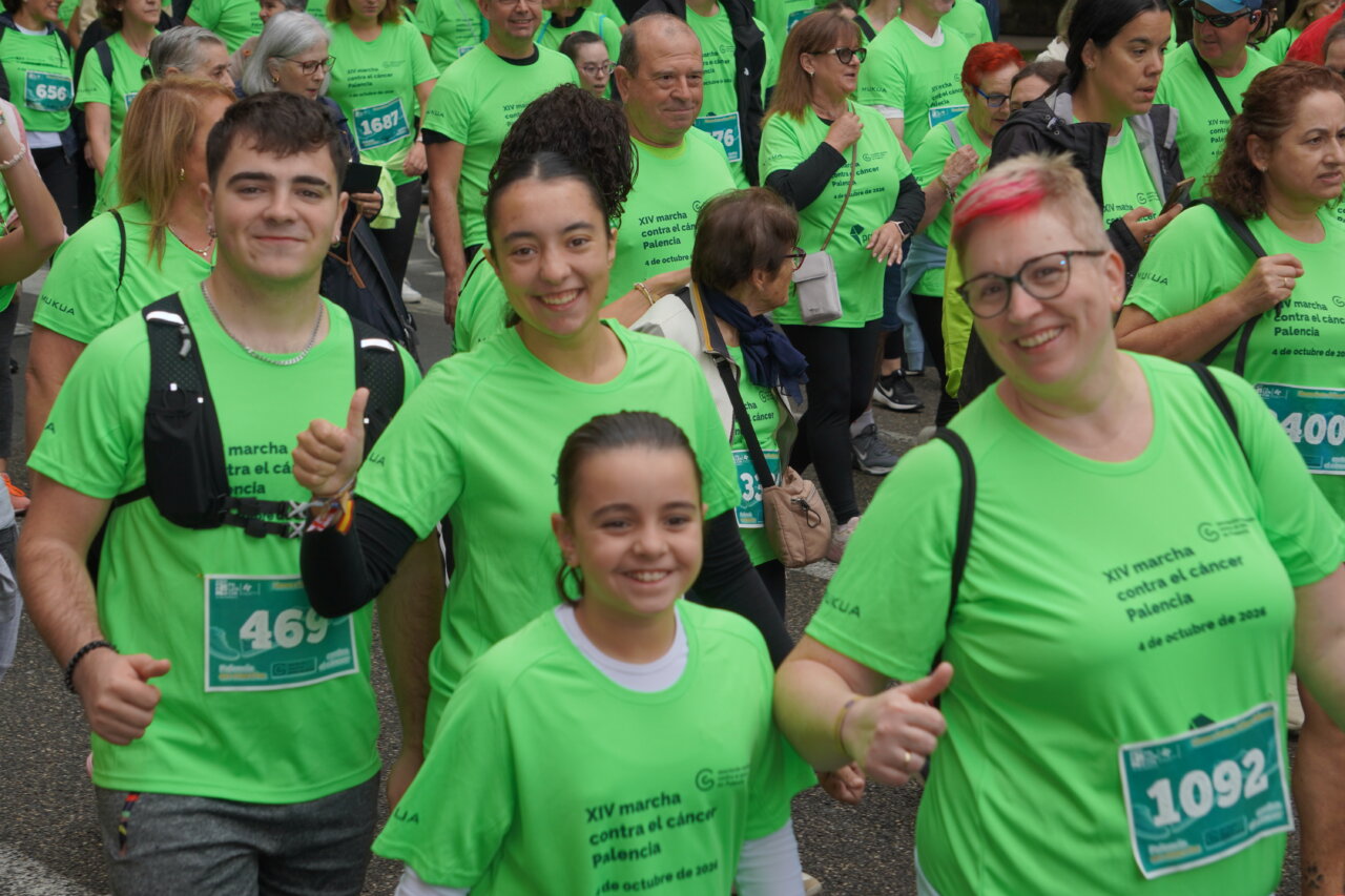 Participantes de la carrera contra el cáncer en Palencia con camisetas verdes
