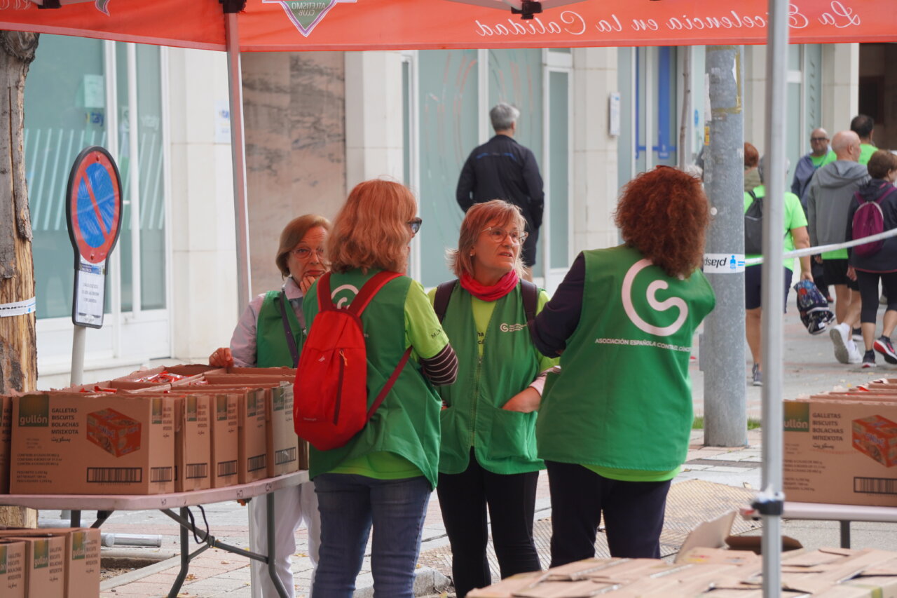 Voluntarios en la Carrera contra el Cáncer en Palencia