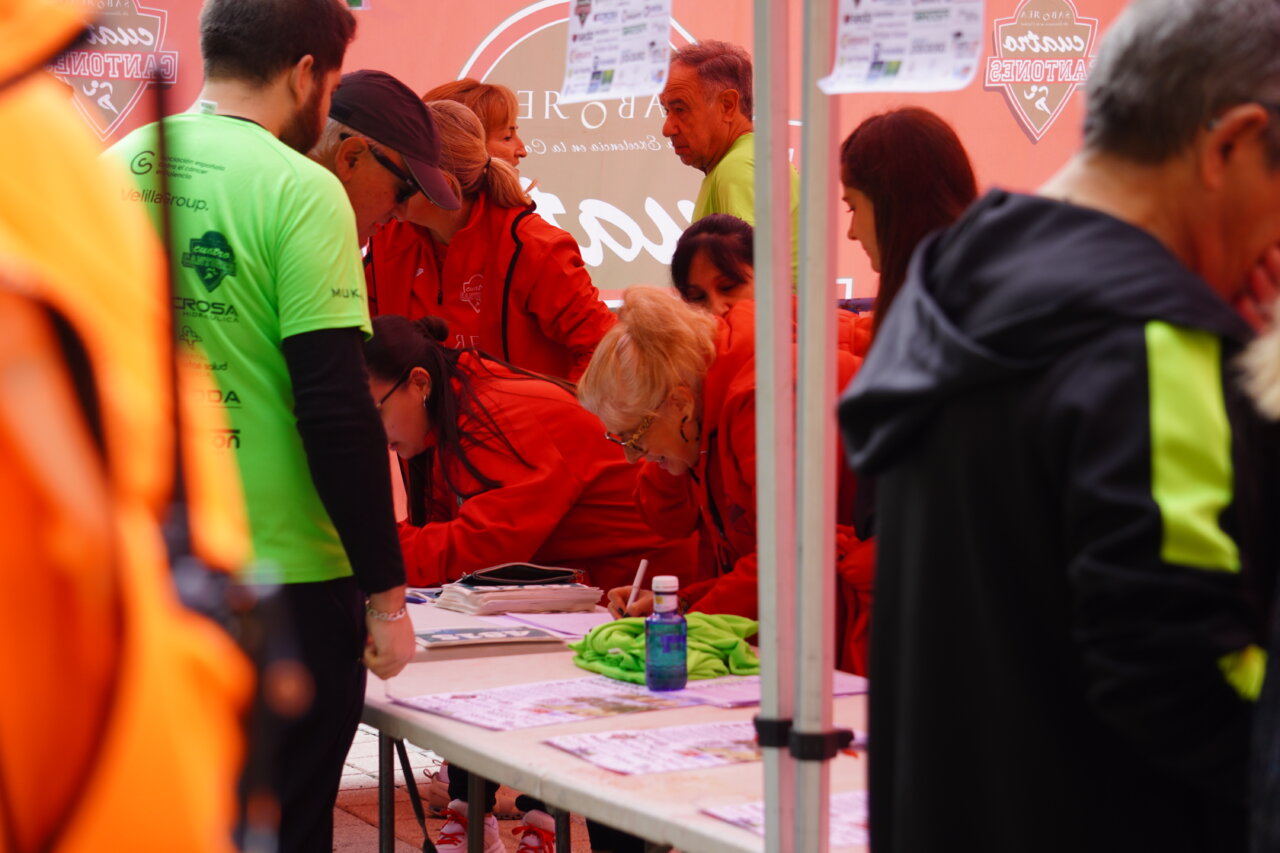 Participantes registrándose en la Carrera contra el Cáncer en Palencia.