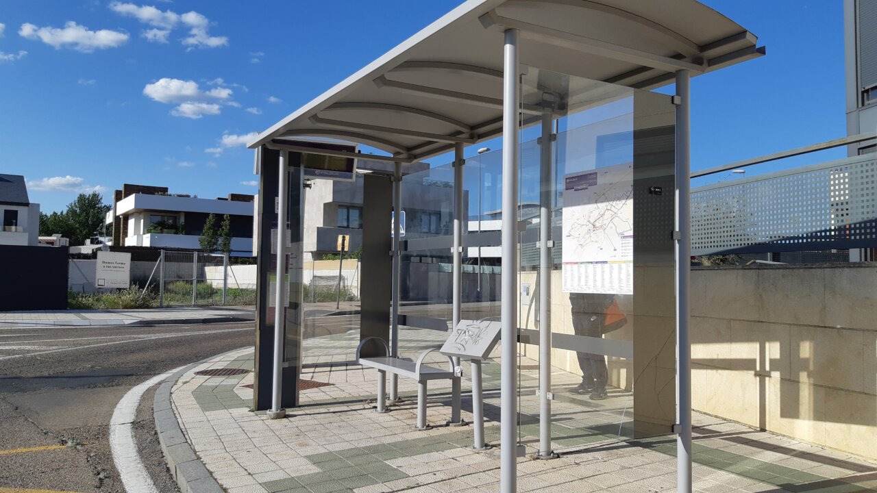 Nueva marquesina de autobús en la Plaza Rabi Sem Tob en Palencia
