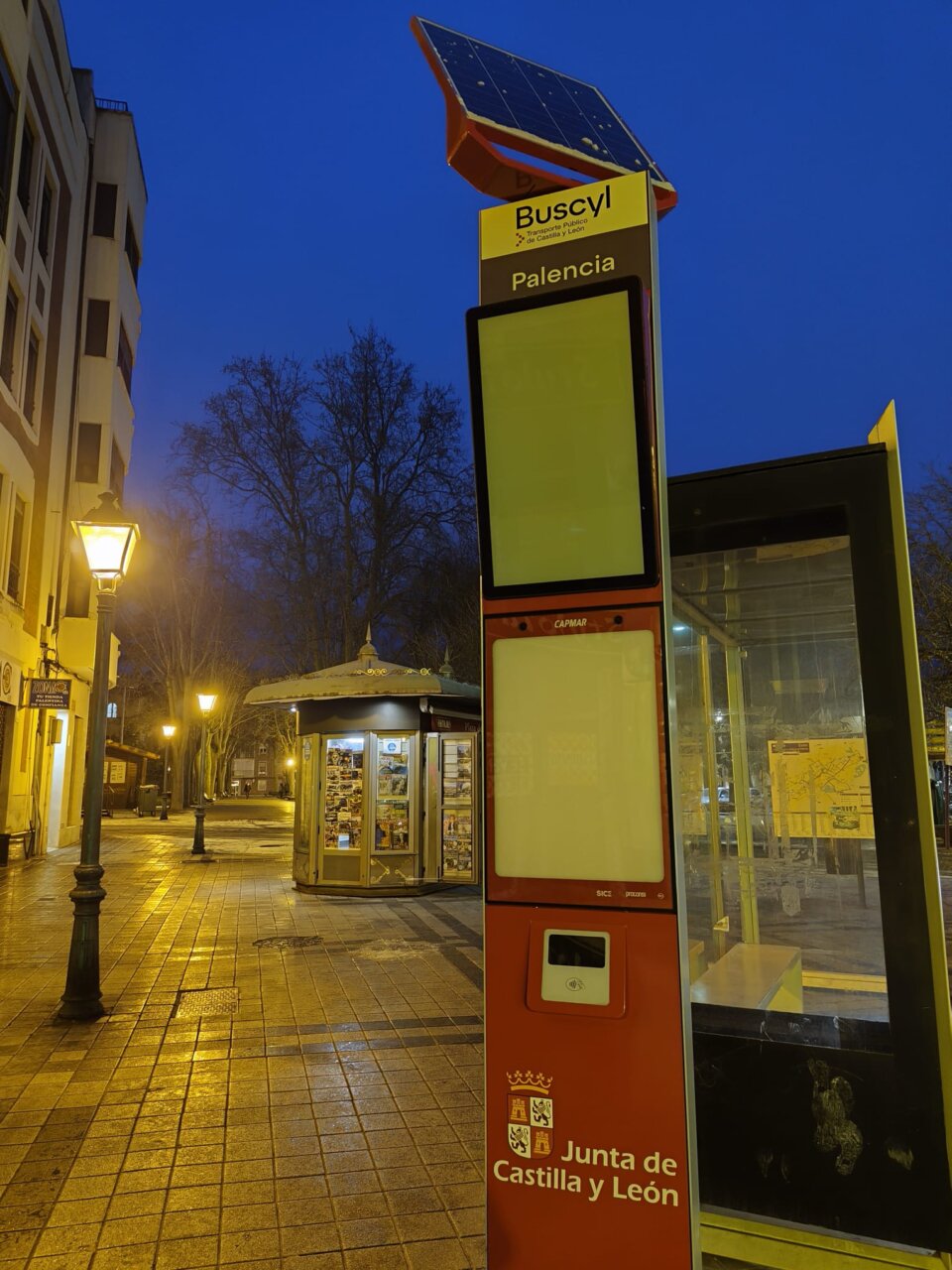 Nueva marquesina de autobús en la Plaza Rabi Sem Tob de Palencia
