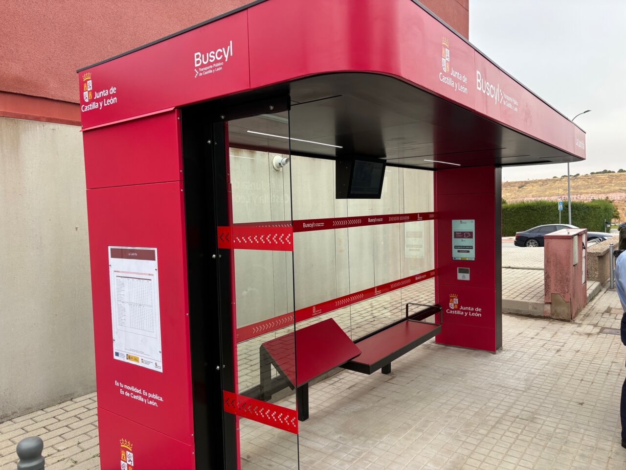 Nueva marquesina de autobús en la Plaza Rabi Sem Tob en Palencia