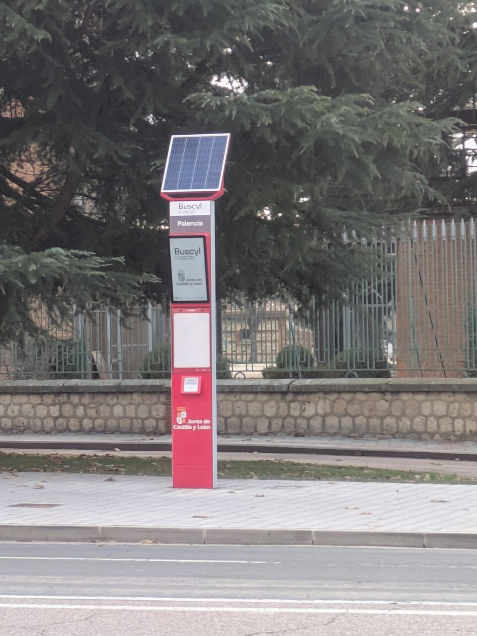 Nueva marquesina de autobús BusCyL en Palencia con panel solar
