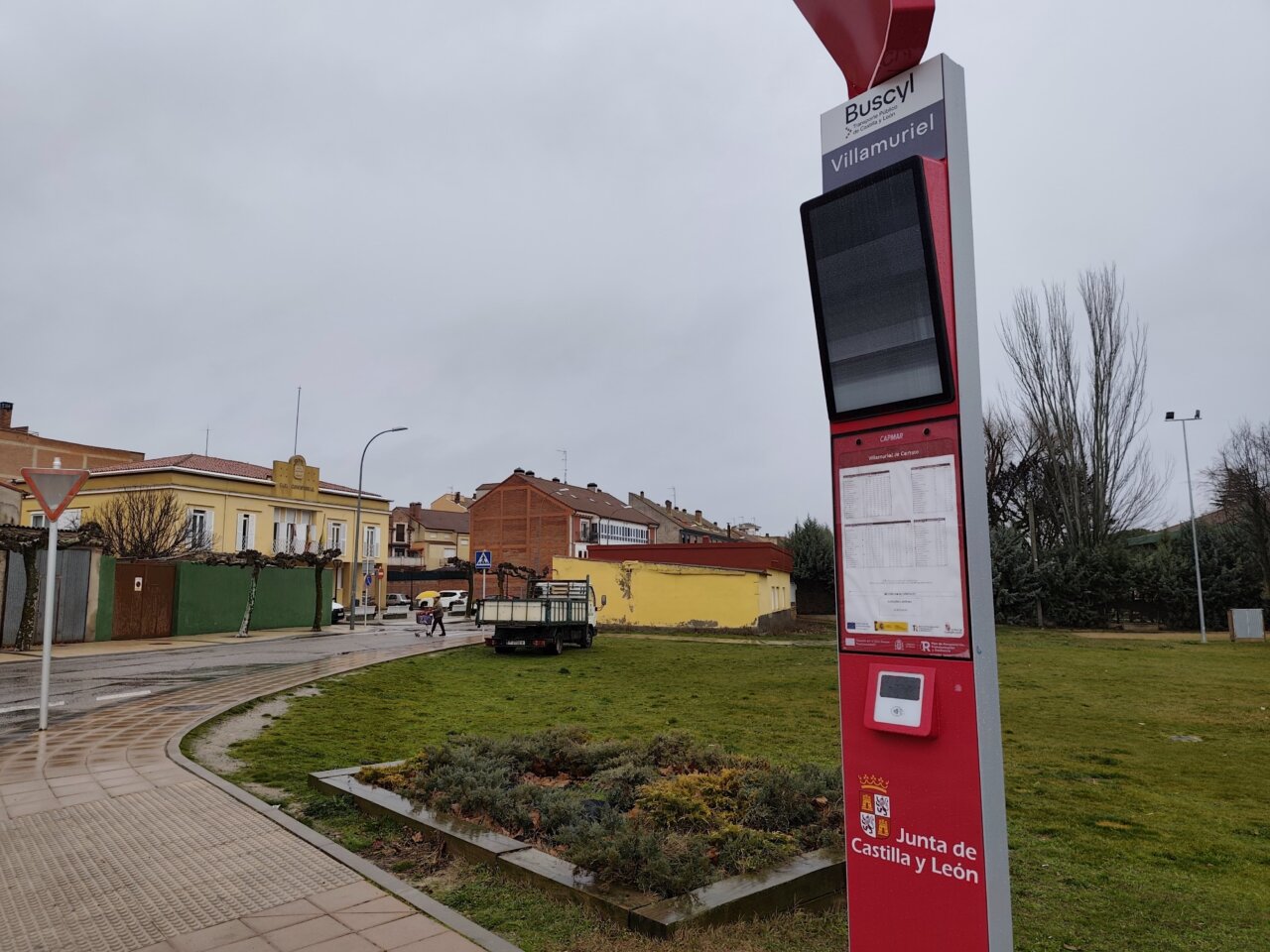 Marquesina de autobús del sistema BusCyL en Villamuriel, Castilla y León.