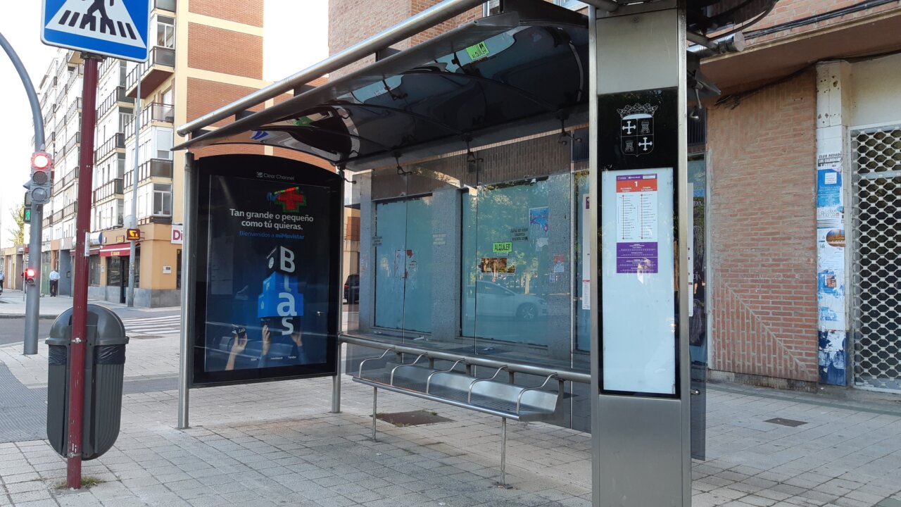 Nueva marquesina de autobuses en Rabi Sem Tob, Palencia.