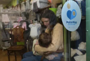 Mujer amamantando a un bebé en un entorno acogedor
