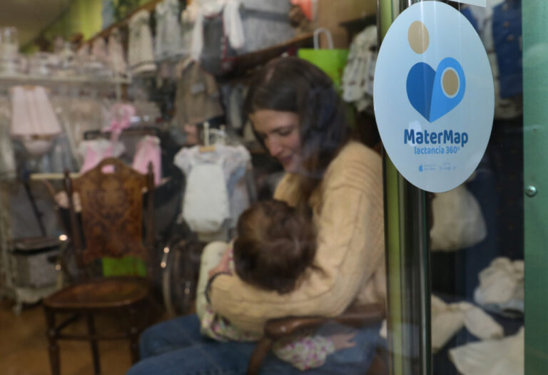Mujer amamantando a un bebé en un entorno acogedor