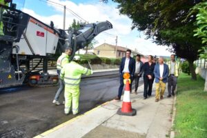 Funcionarios inspeccionan obras en carretera entre Venta de Baños y Tariego