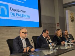 Cuatro personas sentadas en una mesa durante una jornada de la Diputación de Palencia