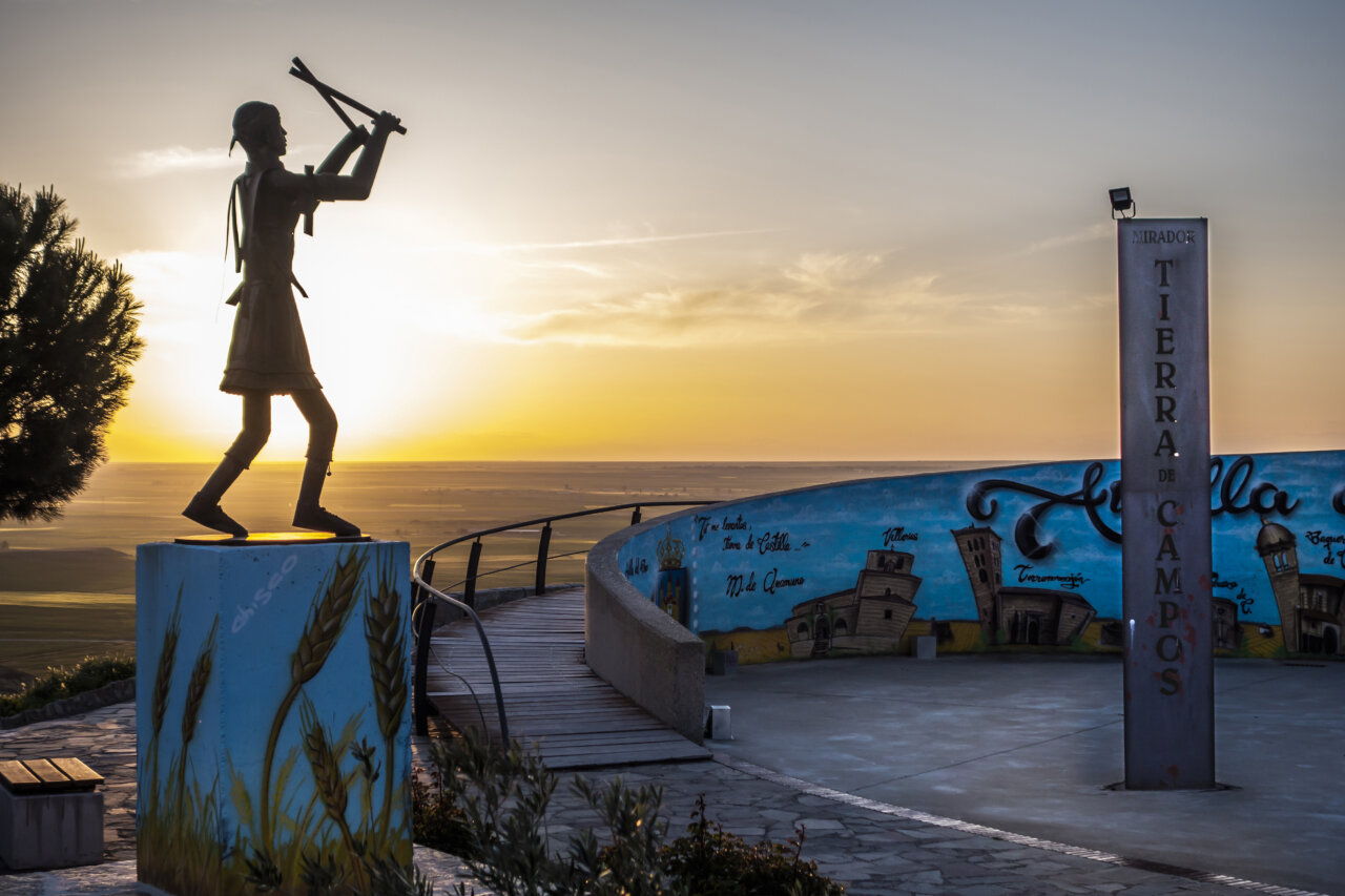 Estatua de un músico en el mirador de Tierra de Campos al atardecer