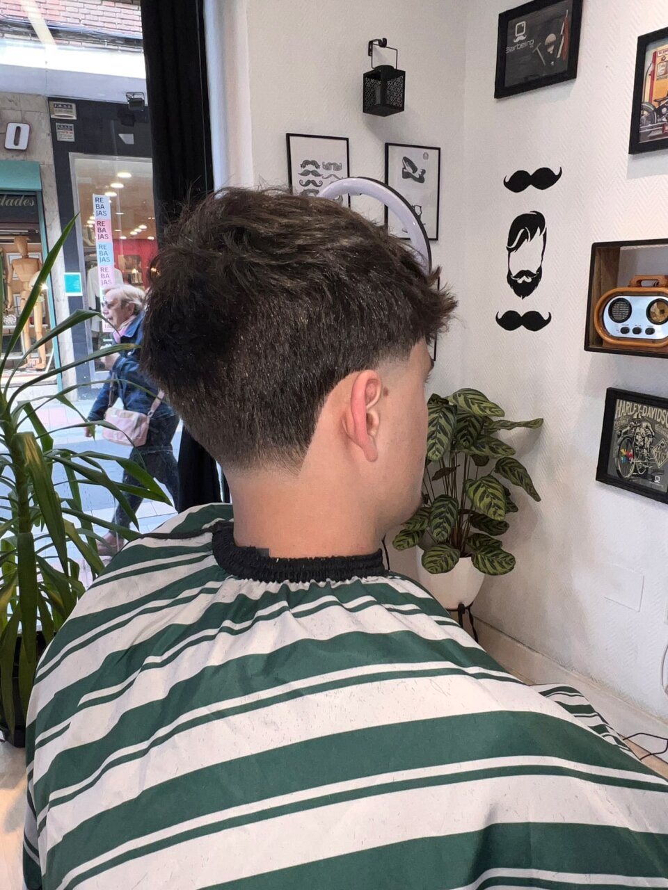 Cliente recibiendo un corte de cabello en la peluquería Morabit en Palencia
