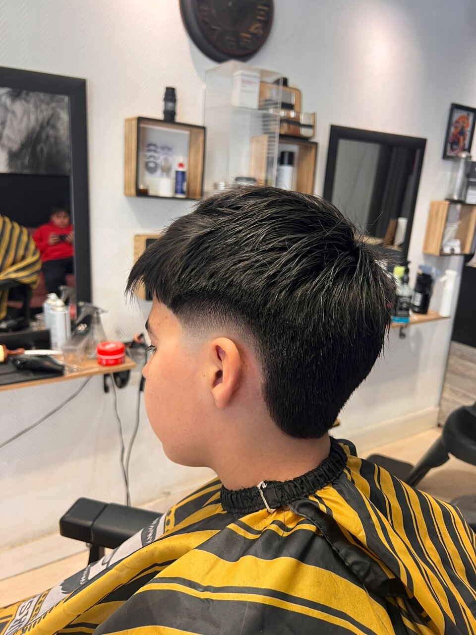 Corte de cabello masculino en la peluquería Morabit en Palencia.