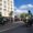 Dos motoristas de la Guardia Civil de Tráfico circulan ante una multitud en una calle.
