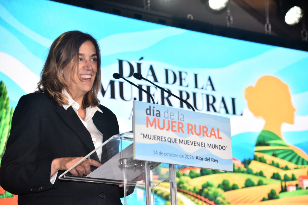 Mujer en un atril durante el acto del Día de la Mujer Rural