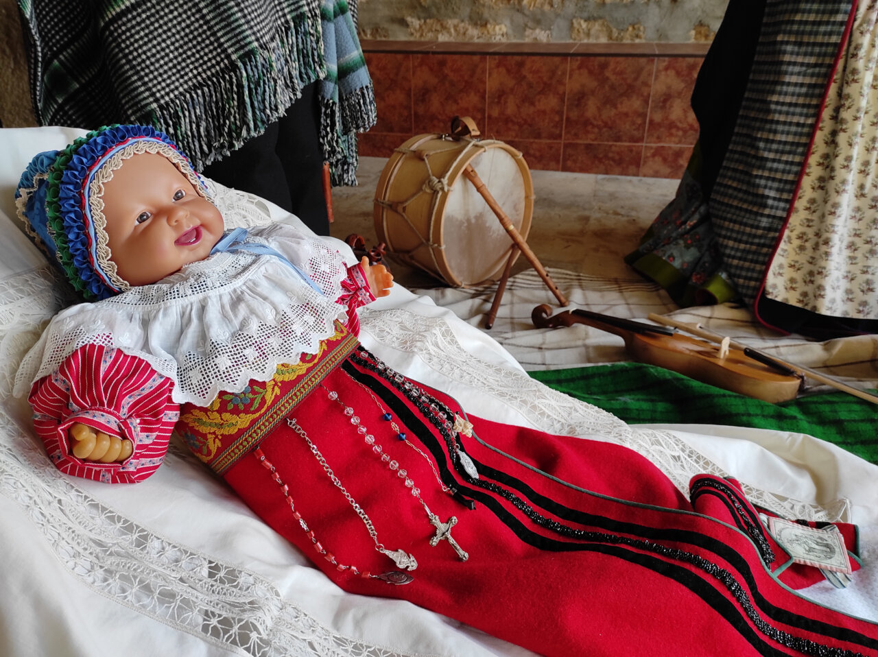 Muñeca vestida con traje tradicional de Autilla del Pino en museo