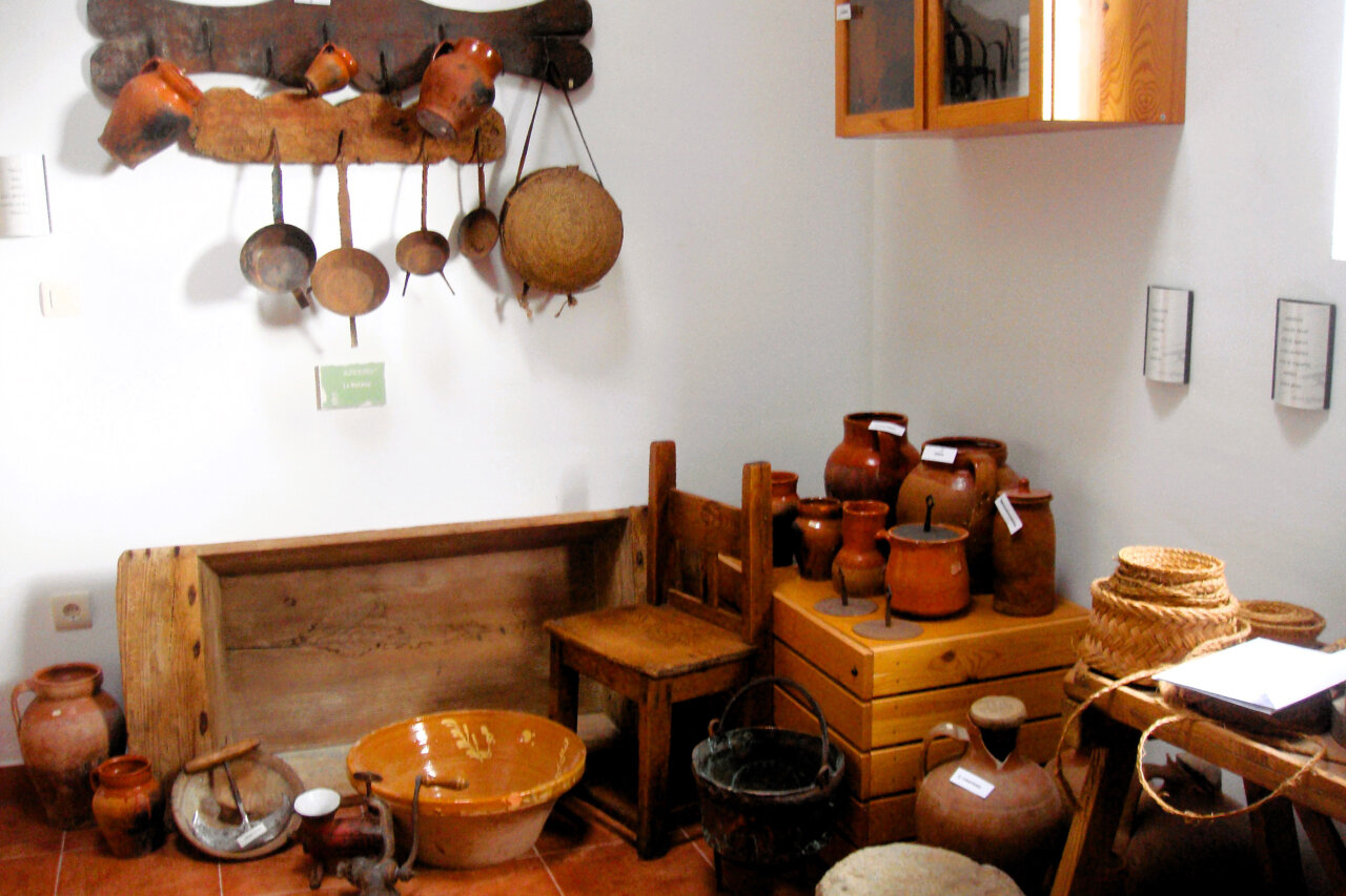 Interior del museo etnográfico con utensilios tradicionales de la vida rural