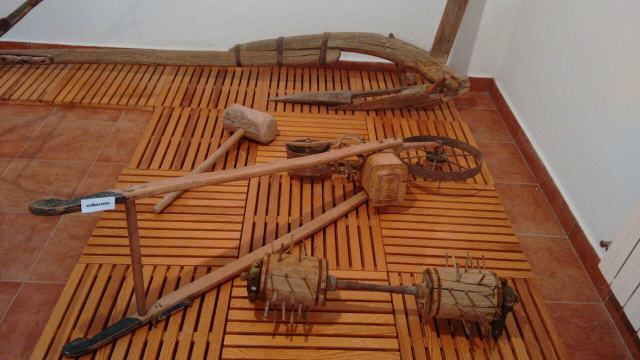 Herramientas agrícolas expuestas en el museo etnográfico de Autilla del Pino