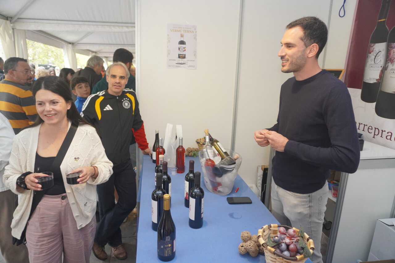 Personas en un evento de degustación de hamburguesas en Palencia