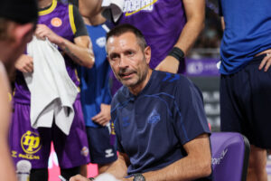 Natxo Lezkano dirigiendo a su equipo durante un partido de baloncesto