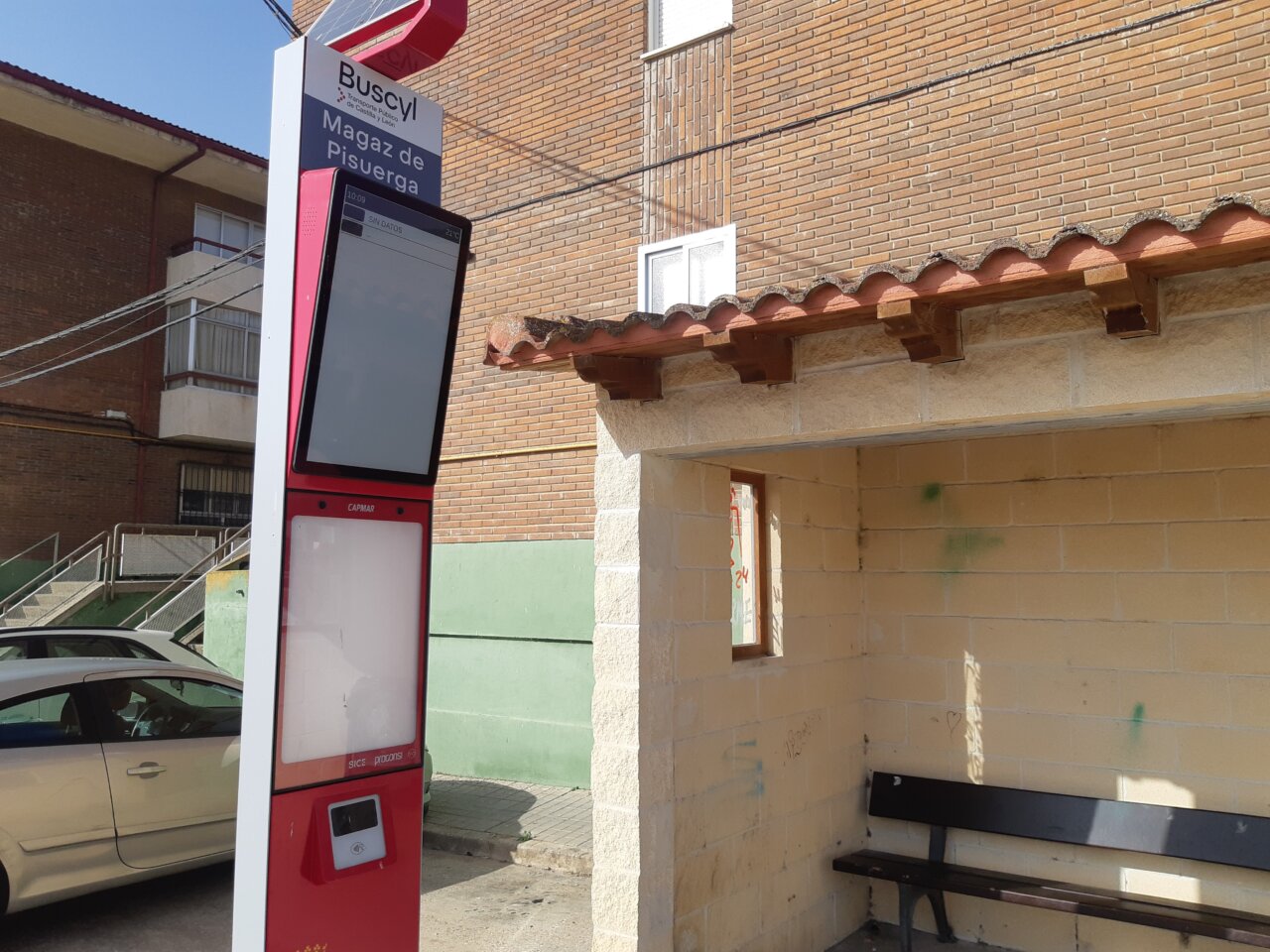 Nueva marquesina de autobús en la Plaza Rabi Sem Tob durante su construcción