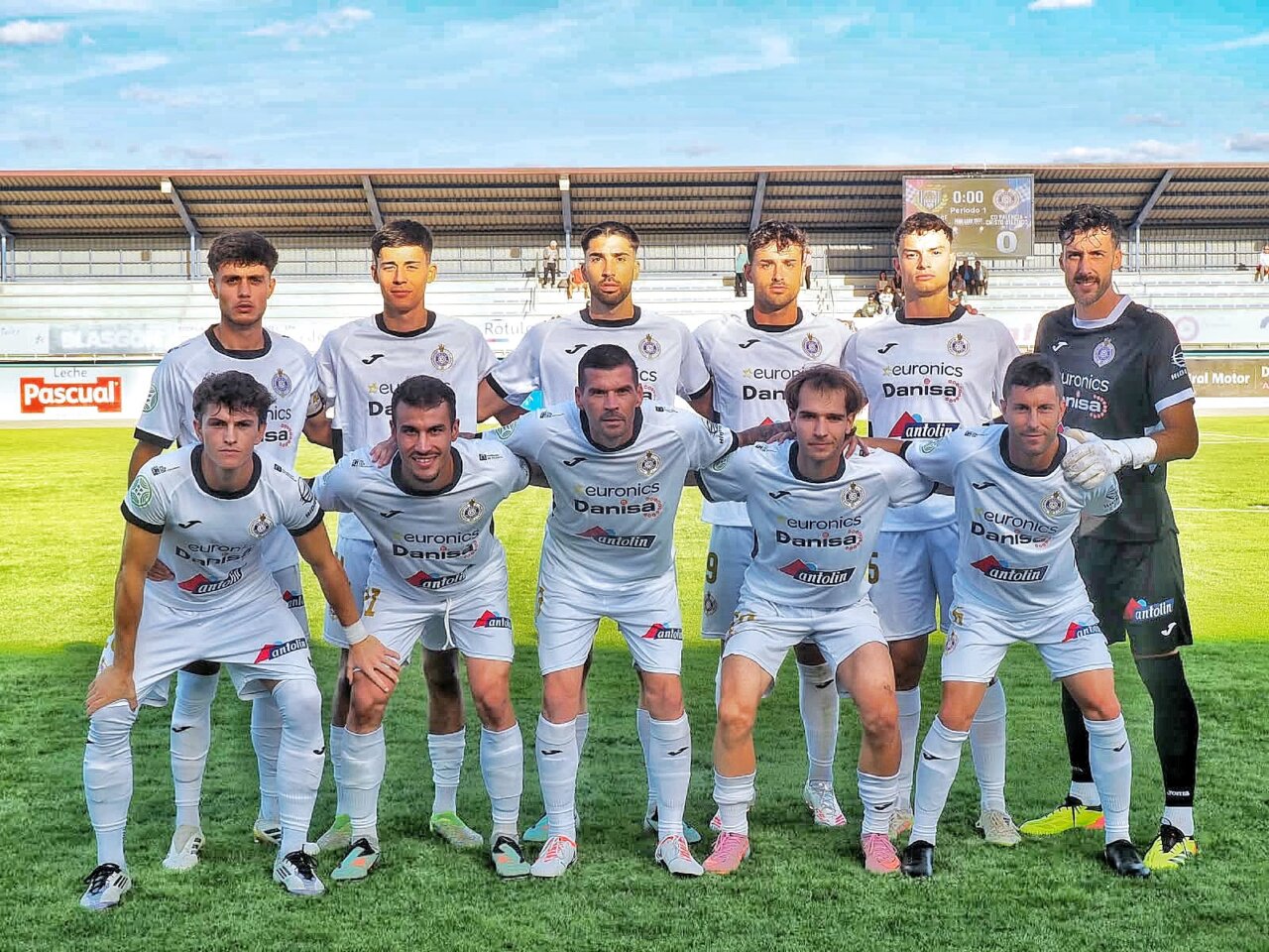 Jugadores del Palencia Cristo Atlético posando en el campo de fútbol