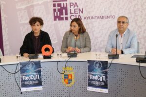 Tres personas en una mesa discutiendo sobre digitalización en Palencia