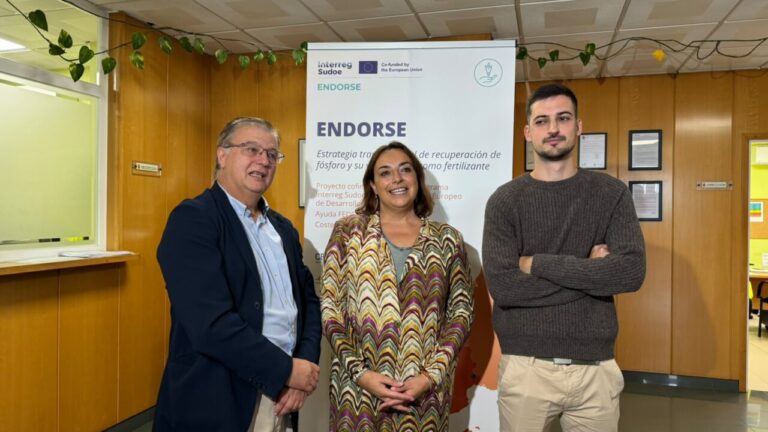 Tres personas posando frente a un cartel del proyecto Endorse en Palencia.