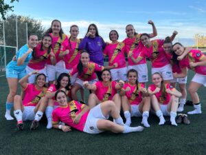 Jugadoras del Palencia Fútbol Femenino celebrando una victoria en Segovia