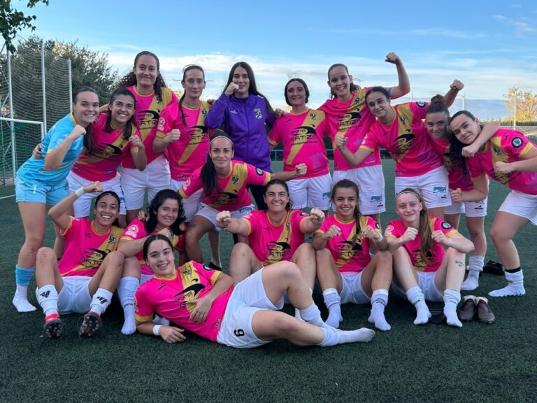 Jugadoras del Palencia Fútbol Femenino celebrando una victoria en Segovia