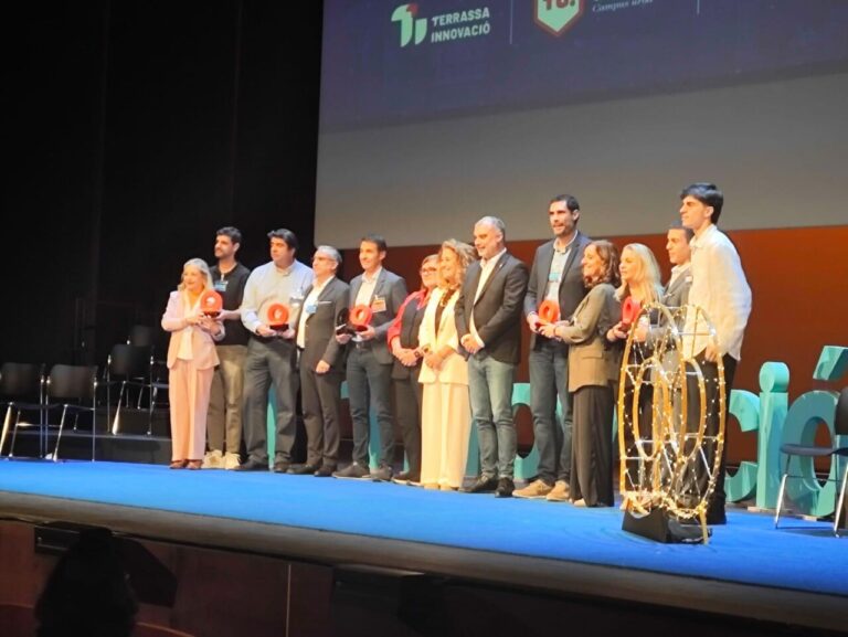Grupo de personas en un escenario recibiendo premios en Terrassa