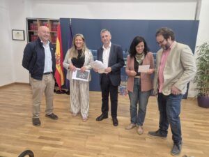 Grupo de personas en la presentación del congreso sobre agua y arte en Paredes de Nava
