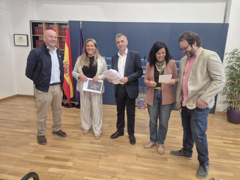 Grupo de personas en la presentación del congreso sobre agua y arte en Paredes de Nava