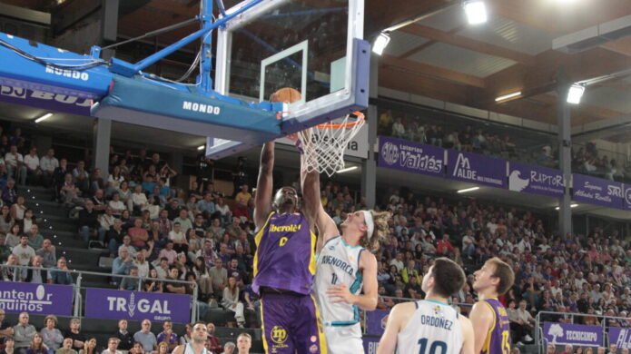 Jugador del IberoLea anotando en un partido de baloncesto