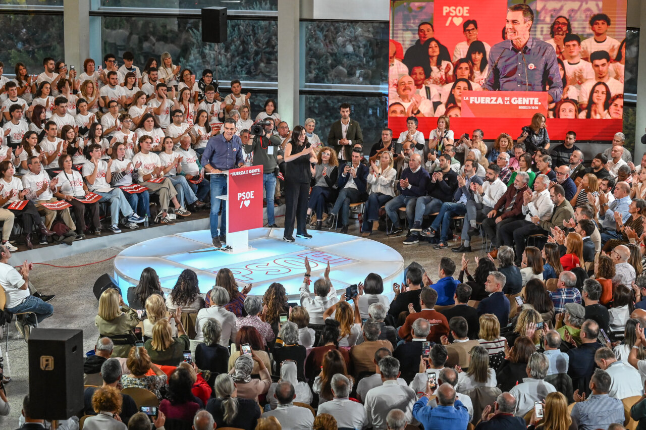 Pedro Sánchez habla desde un atril ante un público en un acto del PSOE.