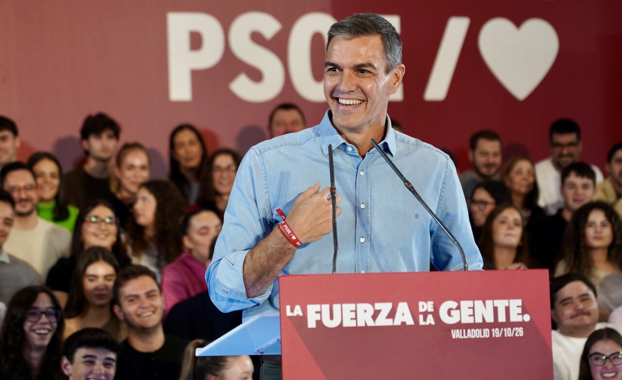 Pedro Sánchez sonríe ante micrófonos durante un acto del PSOE en Valladolid