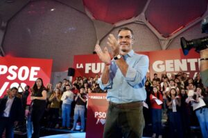 Pedro Sánchez aplaude ante asistentes durante un acto del PSOE.