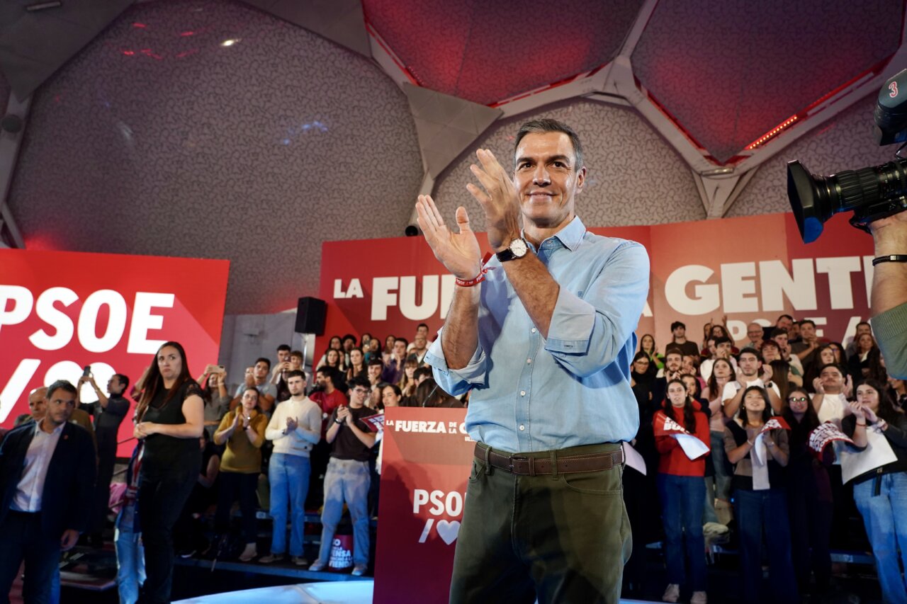 Pedro Sánchez aplaude ante asistentes durante un acto del PSOE.