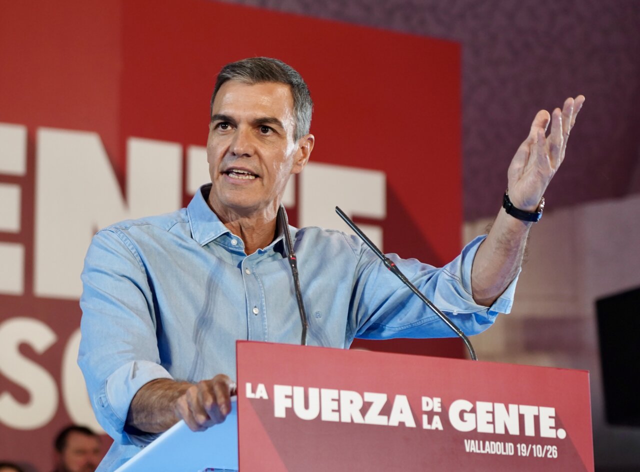 Pedro Sánchez habla desde un atril rojo con el lema La Fuerza de la Gente.