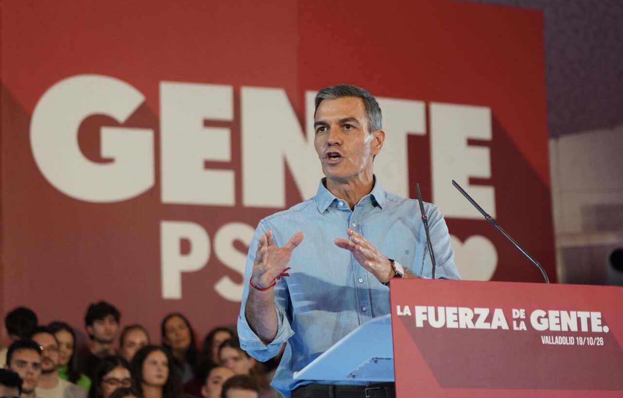 Pedro Sánchez habla desde un atril ante un público y un fondo del PSOE.