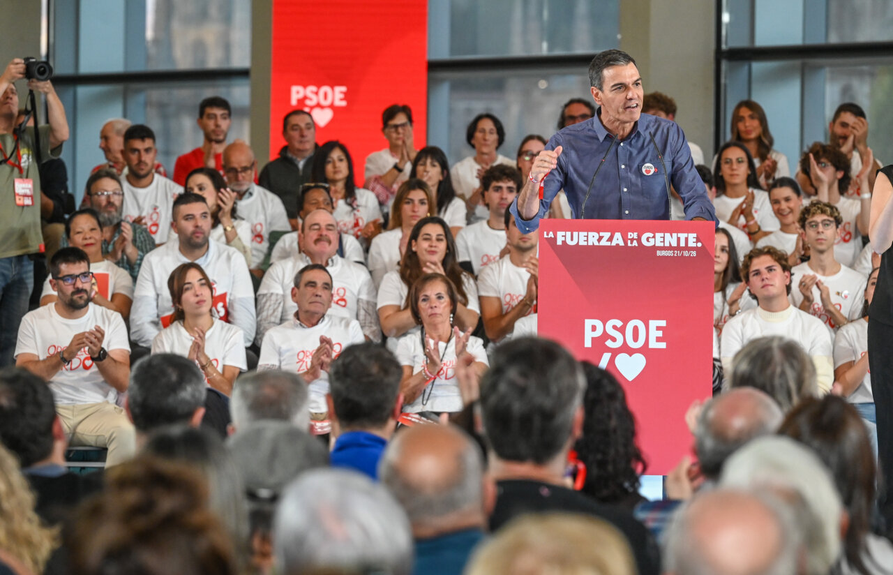 Pedro Sánchez habla desde un atril del PSOE ante un público en Burgos.