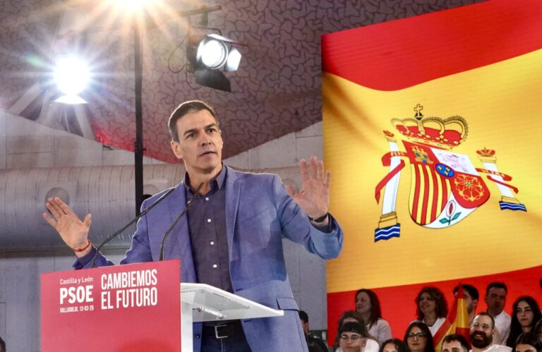 Pedro Sánchez habla desde un atril del PSOE ante una bandera española y asistentes