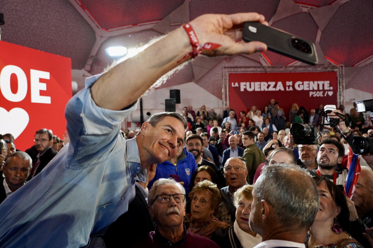 Pedro Sánchez se toma un selfie junto a asistentes durante un acto del PSOE.